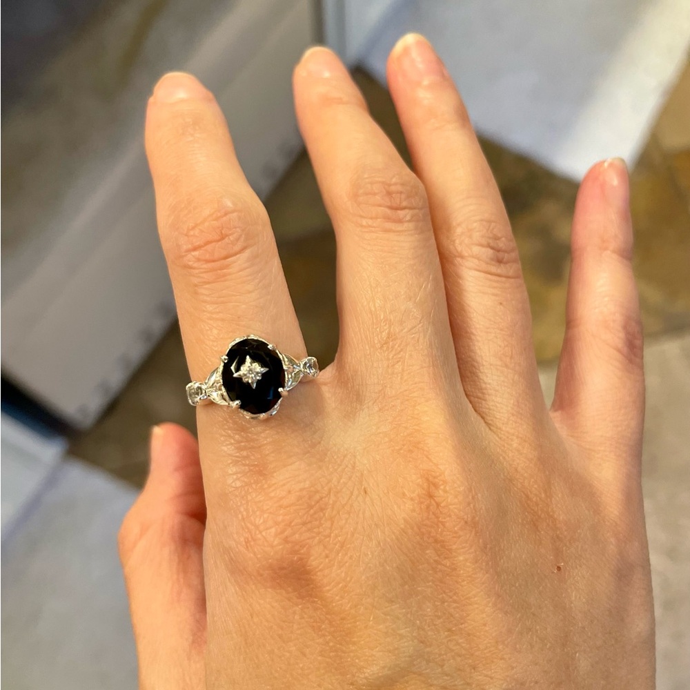 Elegant Silver and Black Onyx Women's Ring - Picture 5 of 6